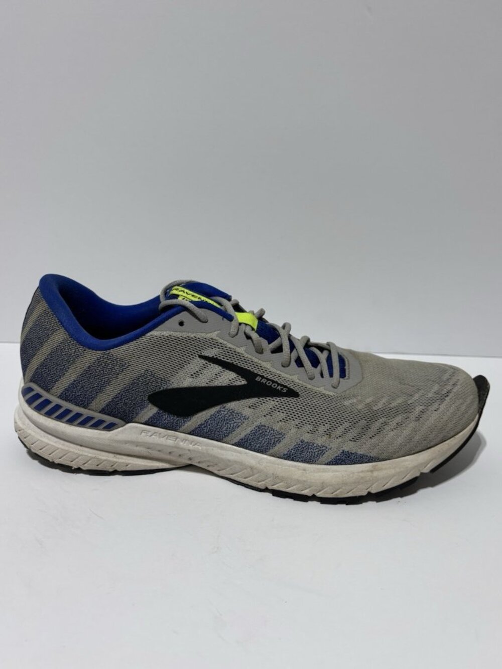 Brooks Women’s Ravenna 10 Gray Running Shoes, Size 12.5 D